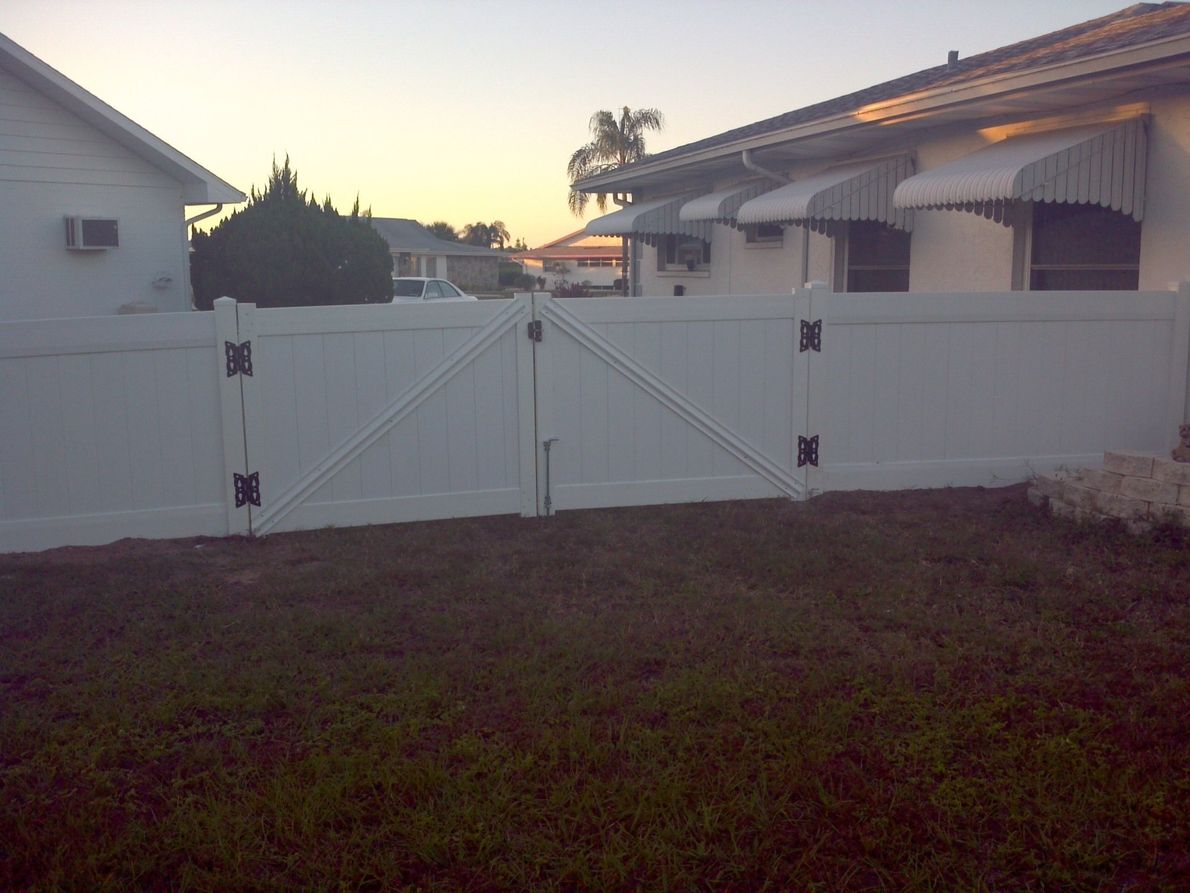 White gated fence - Fencing Services in New Port Richey, Florida