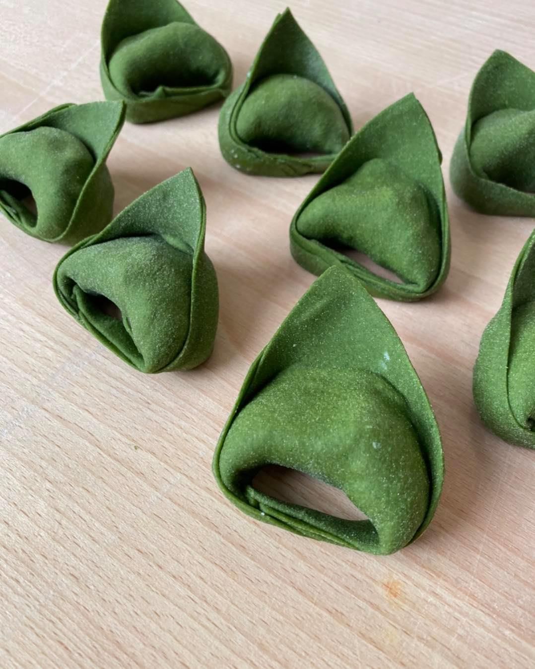 Una sala da pranzo con un lungo tavolo e sedie