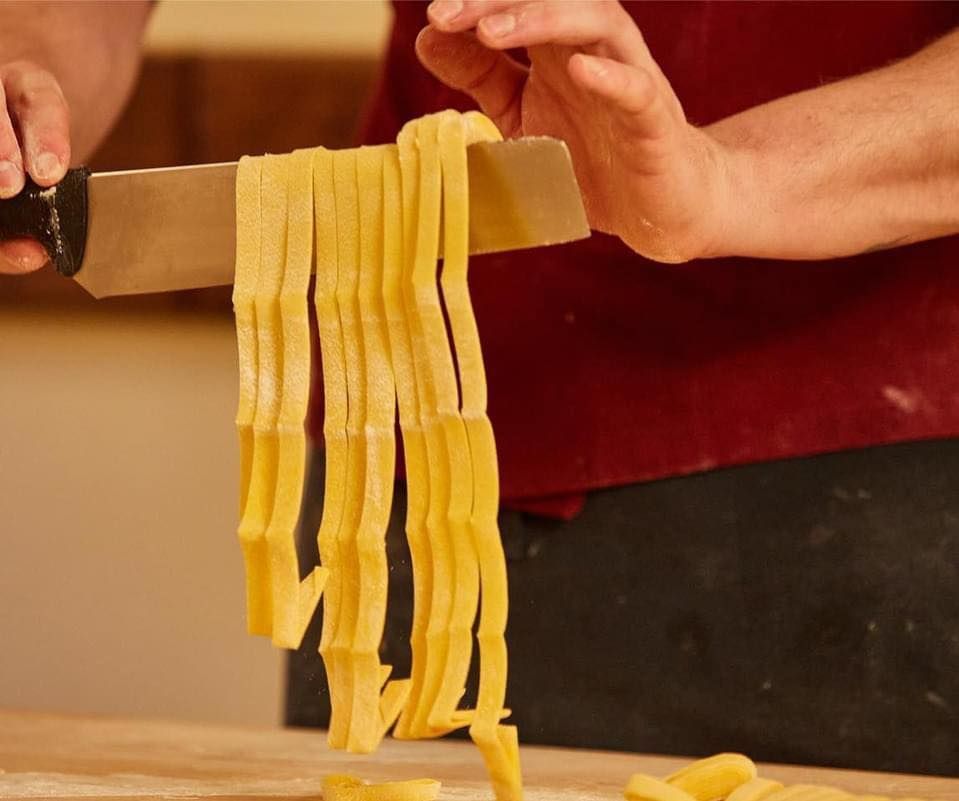 Una sala da pranzo con un lungo tavolo e sedie