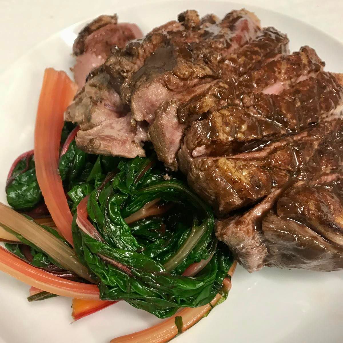 Una sala da pranzo con un lungo tavolo e sedie