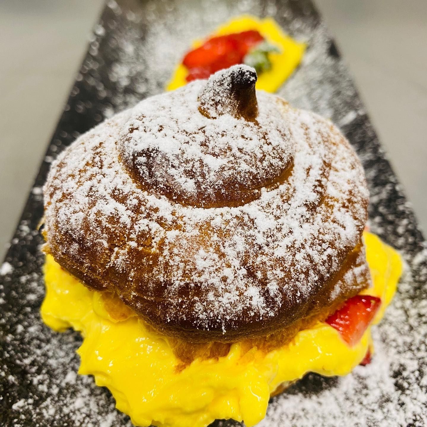 Una sala da pranzo con un lungo tavolo e sedie