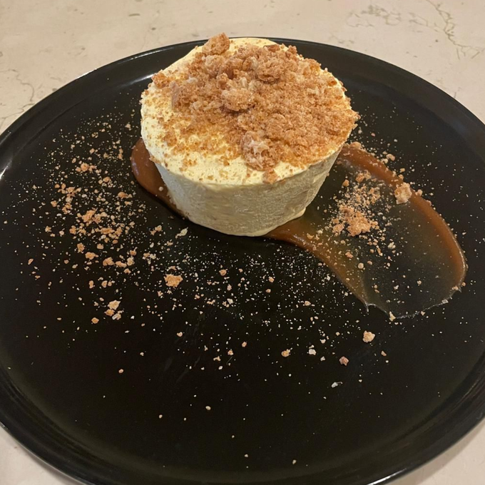 Una sala da pranzo con un lungo tavolo e sedie