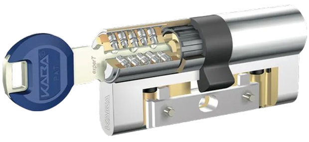 Vista in sezione di un cilindro di serratura e di una chiave Kaba blu, che mostra i componenti interni.