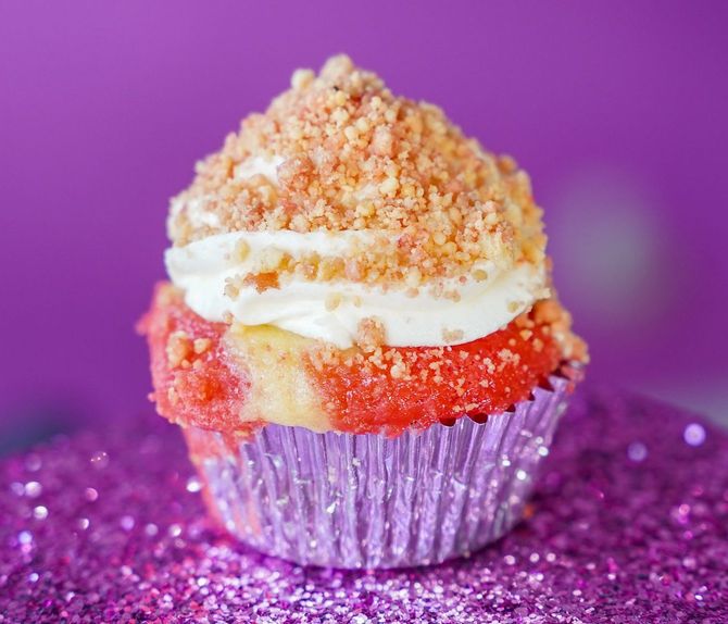 strawberry crunch cupcake