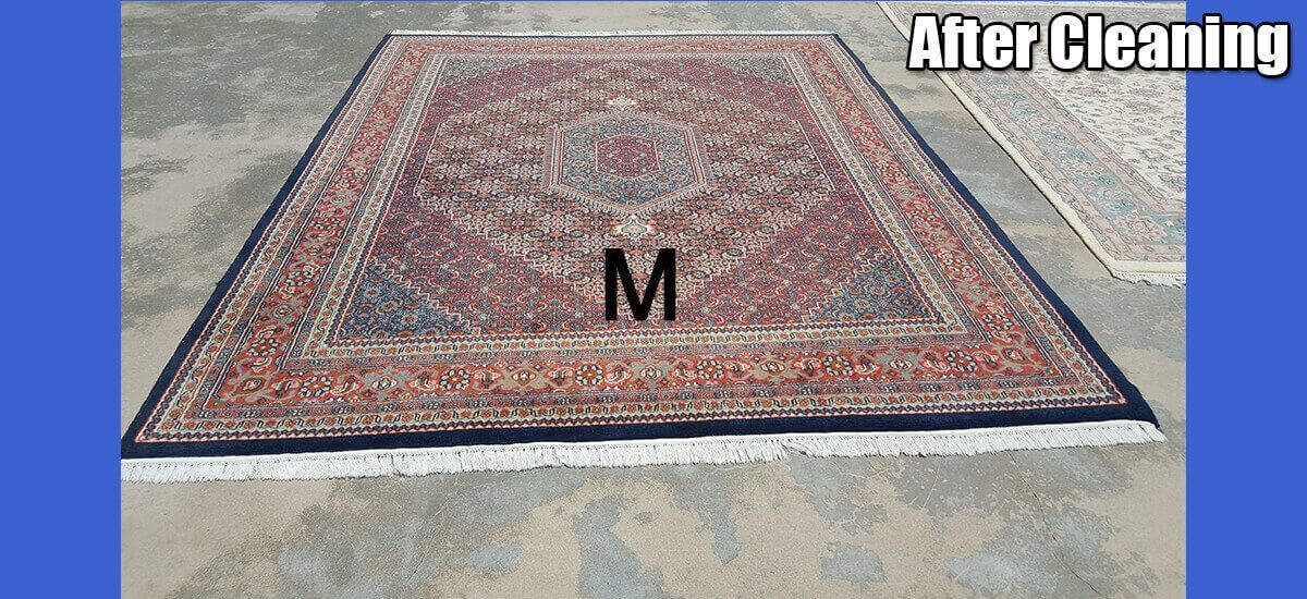 A rug that has the letter m on it