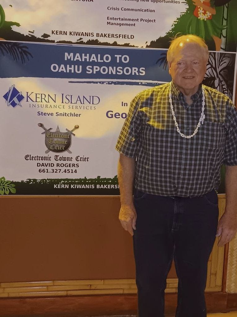 A man standing in front of a sign that says mahalo to oahu sponsors