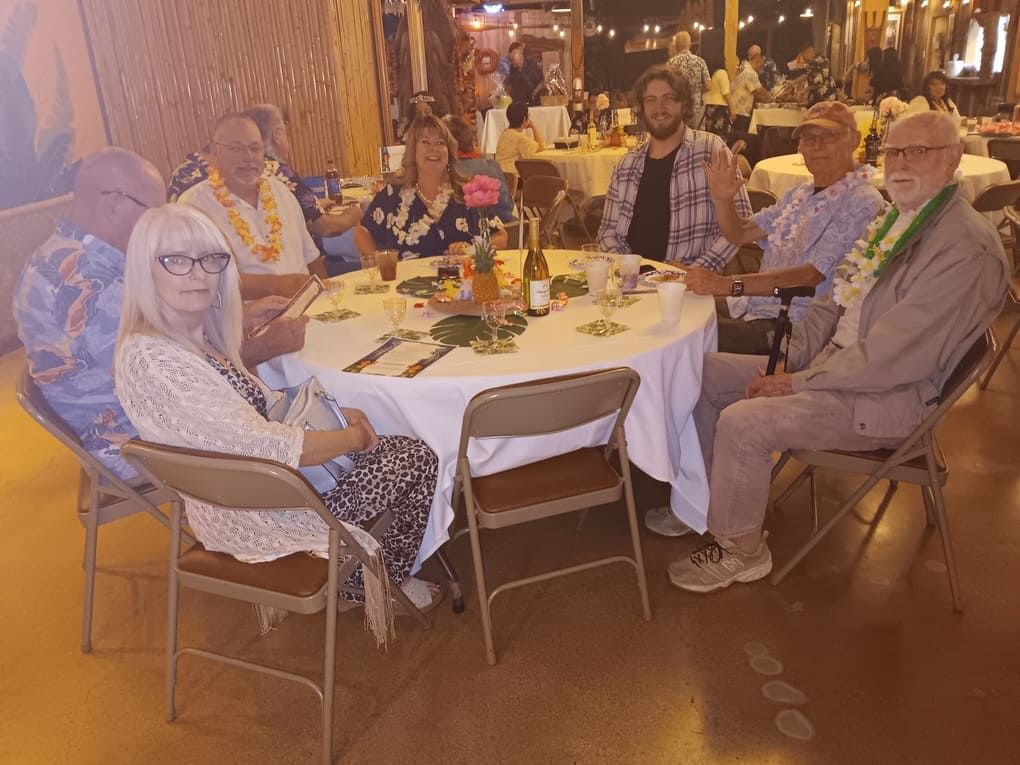 A group of people are sitting around a table in a restaurant.
