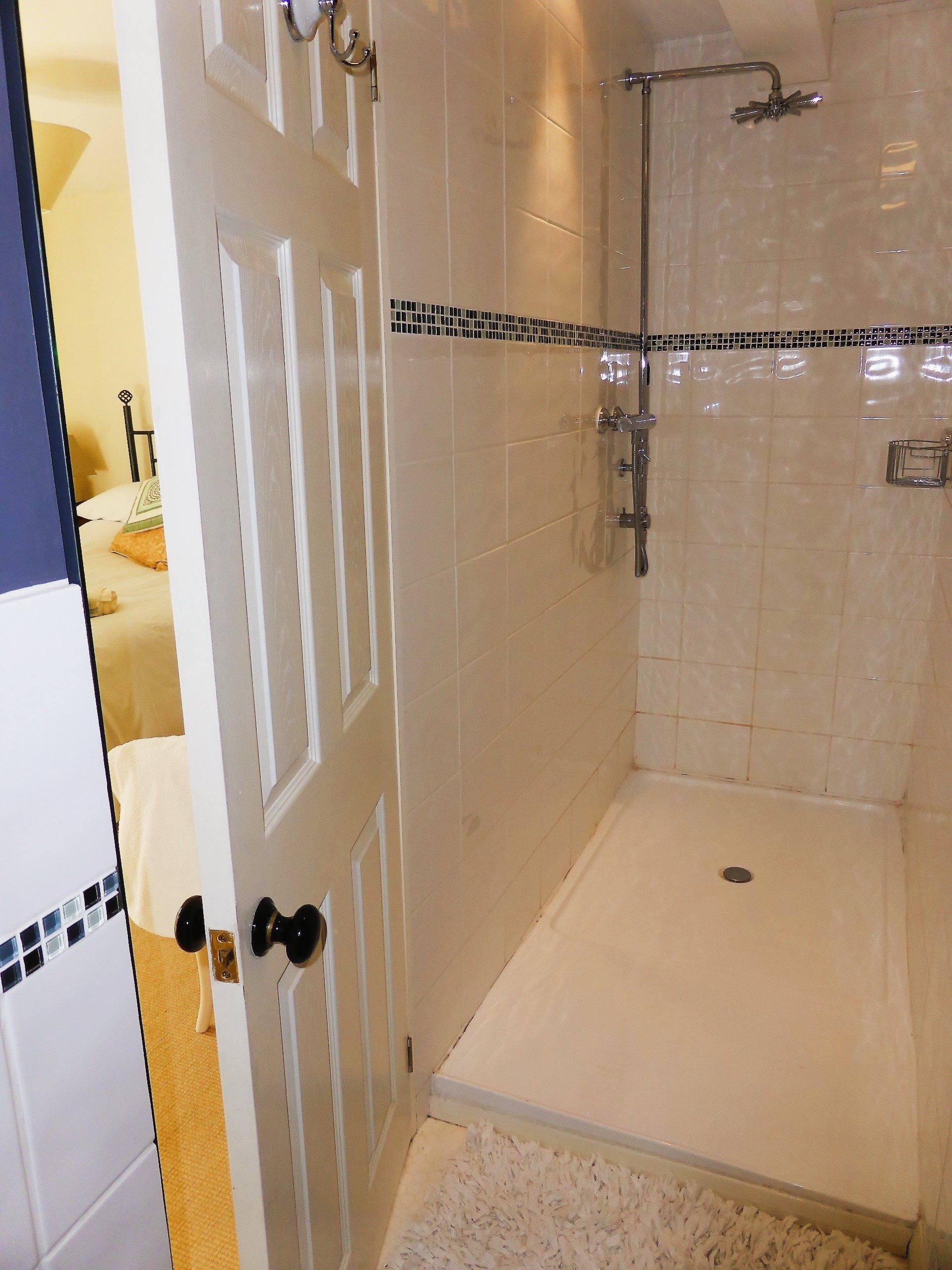 Black Dog House bathroom