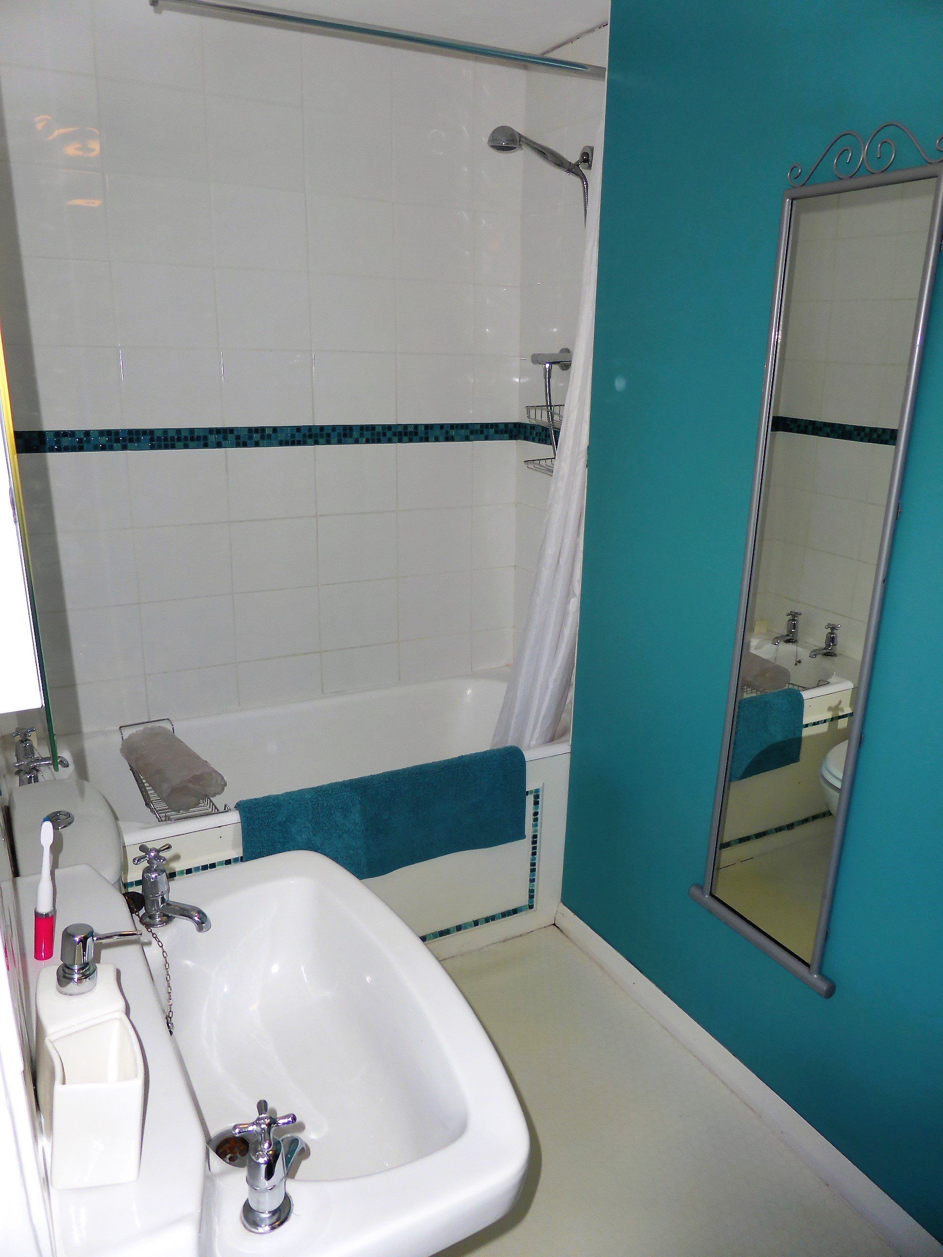 Black Dog House bathroom