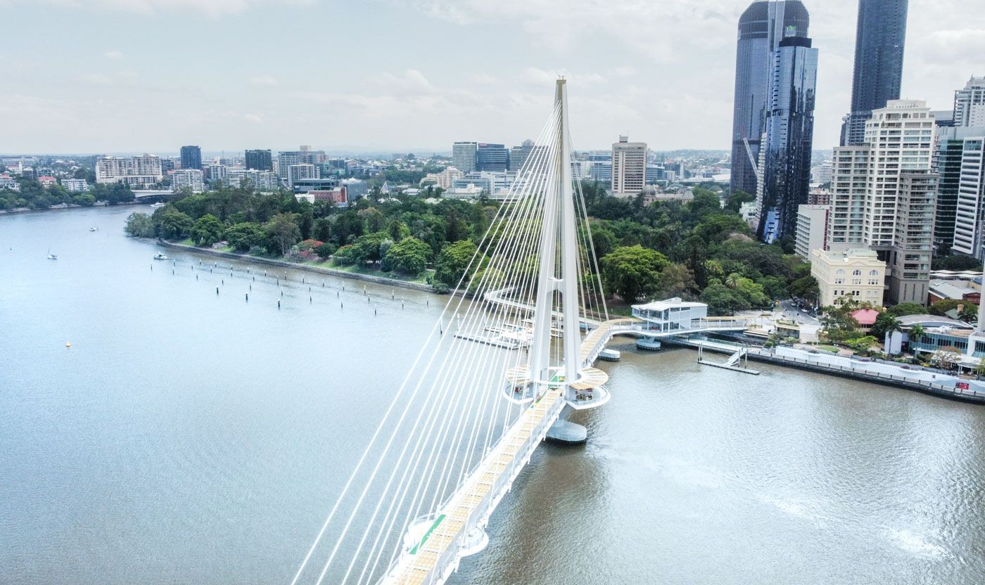 Kangaroo Point Green Bridge and the bird-eye view of Brisbane River and Brisbane City