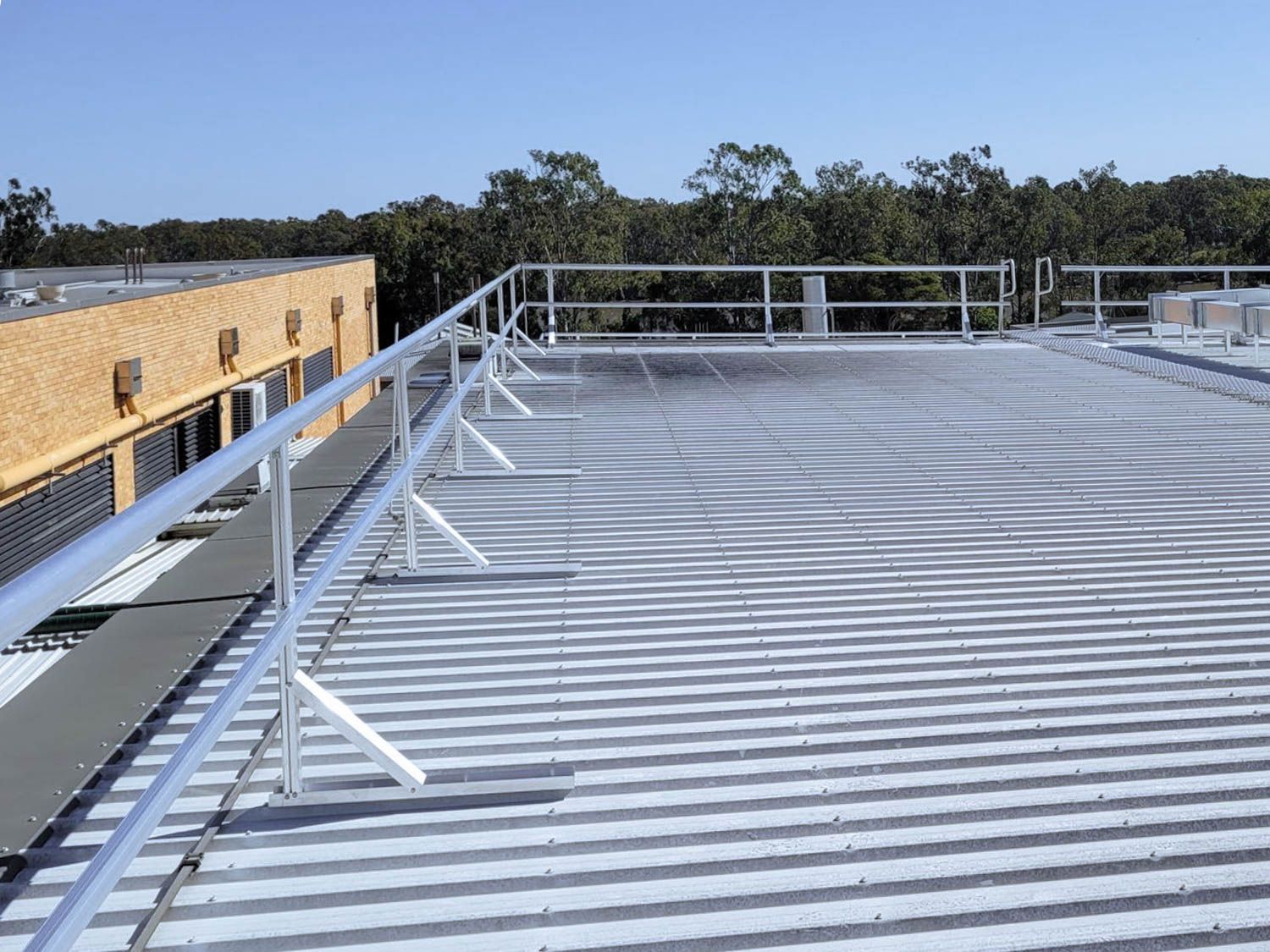 Roof Rail system installed on the roof of a hospital