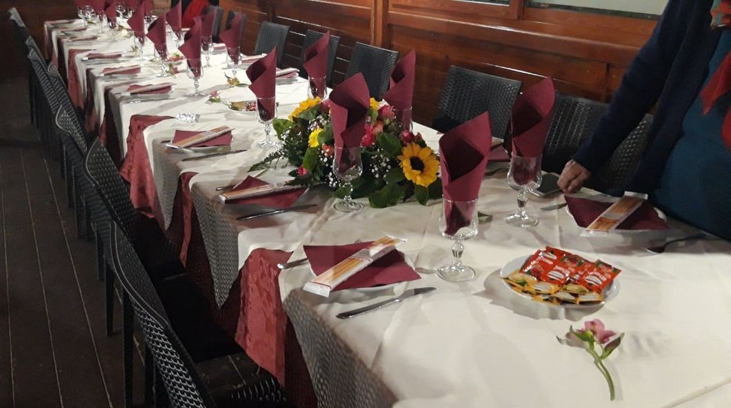 tavolo decorato con fiori