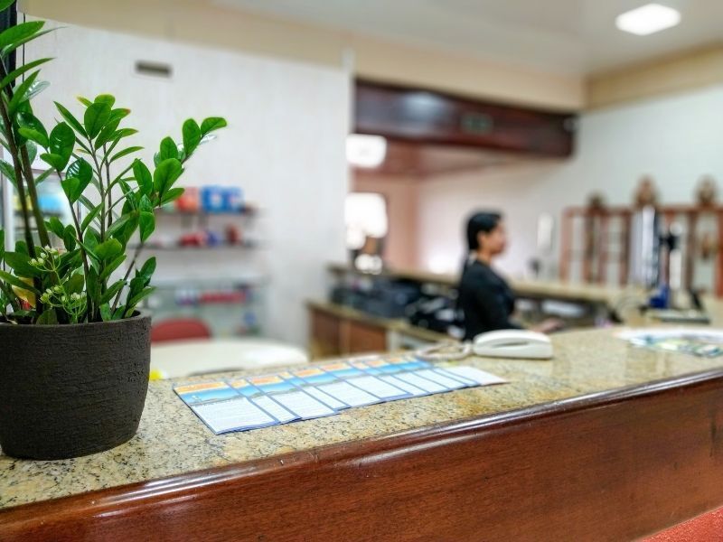 Balcão da recepção do hotel