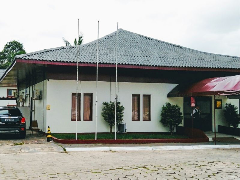 Fachada do hotel com mastros