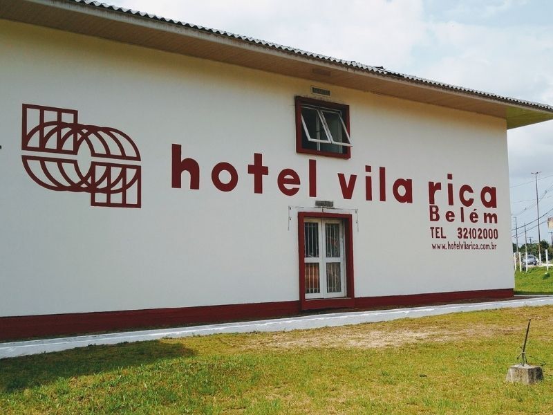 Fachada do hotel com nome