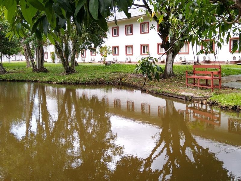 Lago com banco e hotel ao fundo