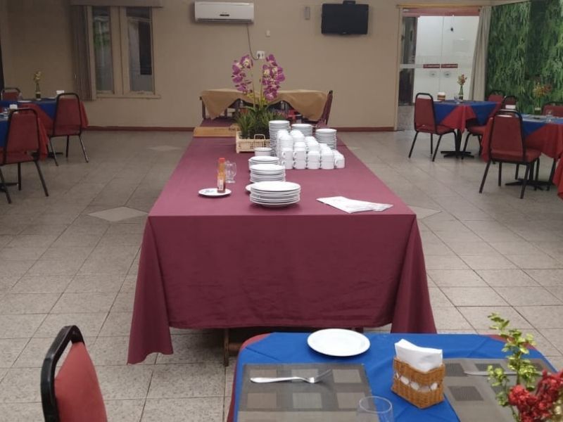 Mesa central com pratos e copos