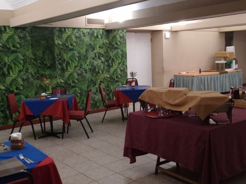 Mesas do salão do restaurante