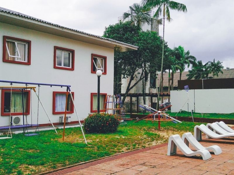 Playground e cadeiras de piscina