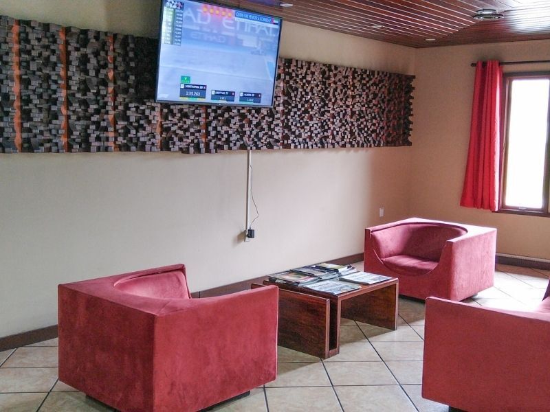 Sala de espera com poltrona e tv