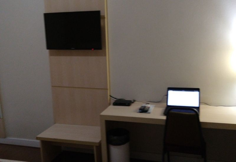 Tv e mesa de trabalho do quarto luxo triplo