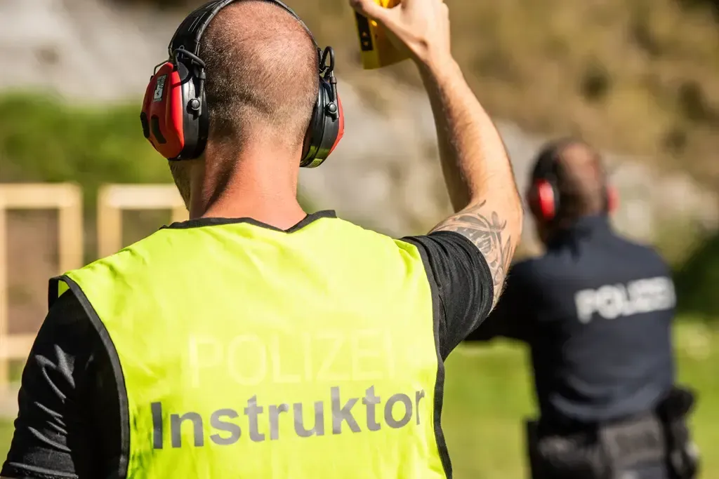 Instruktor bei einer Schiessausbildung der Stadtpolizei Chur