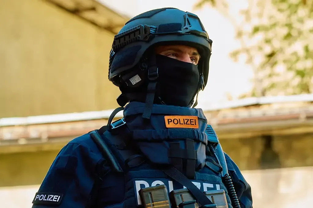 Sicherheitspolist der Stadtpolizei Chur mit schwerer Ausrüstung