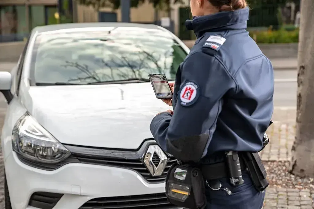 Eine Verkehrsassistentin der Stadtpolizei Chur schreibt eine Ordnungsbusse