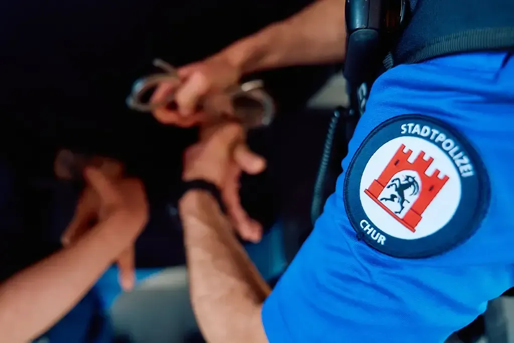 Stadtpolizist legt Handfesseln an