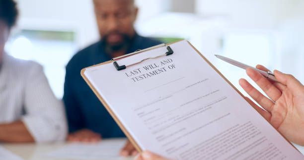 Consultation between a lawyer and clients for a last will and testament.