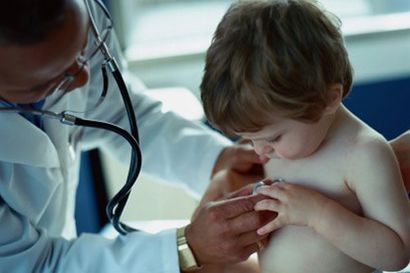 Doctor holding stethoscope to toddler boy's (18-21 months) chest — Pediatric and Adolescent Healthcare in Shelburne, VT