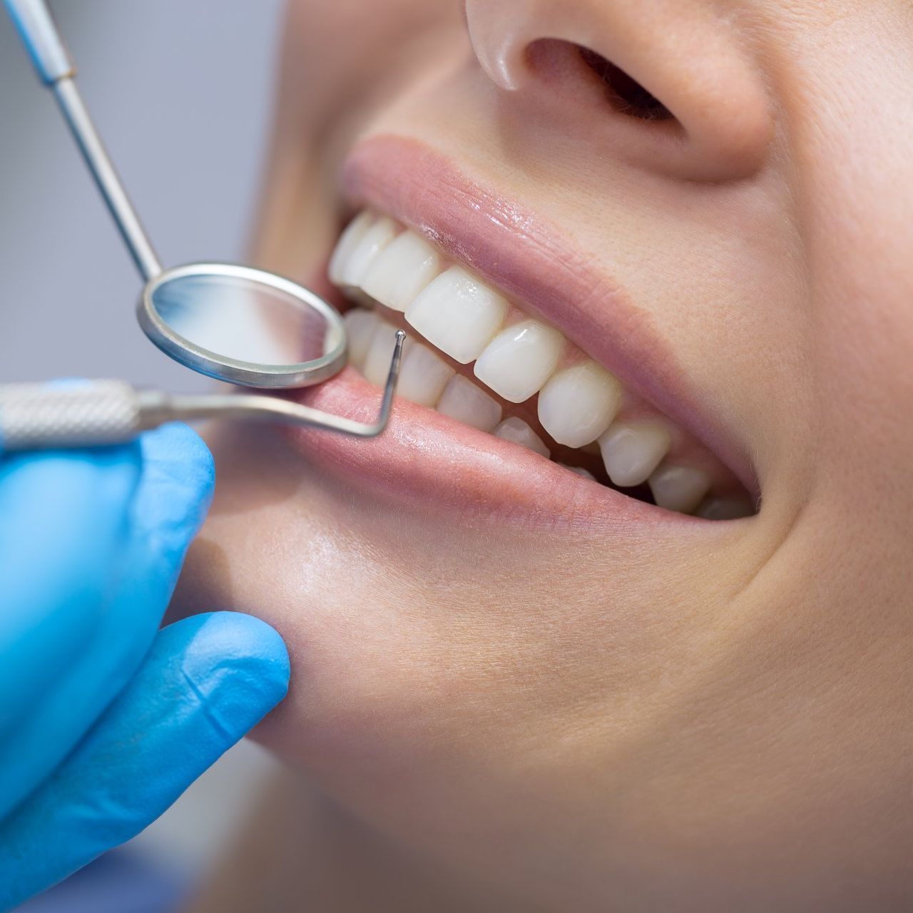 Une femme fait examiner ses dents par un dentiste.