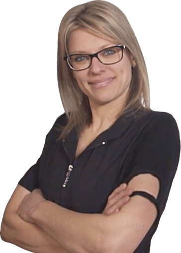 Une femme portant des lunettes et une chemise noire avec les bras croisés