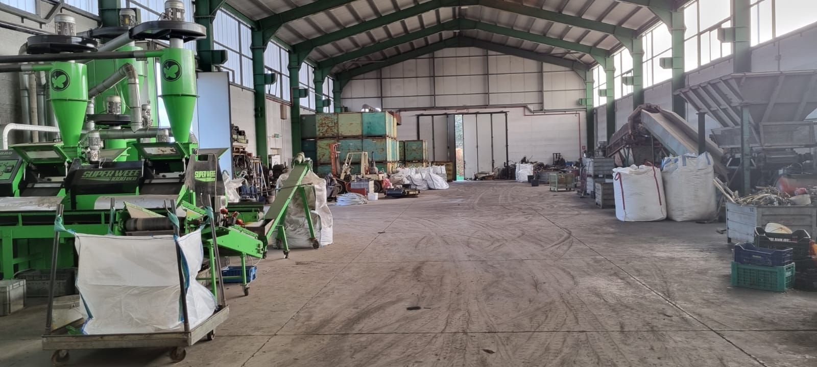 magazzino con macchinari e attrezzature.