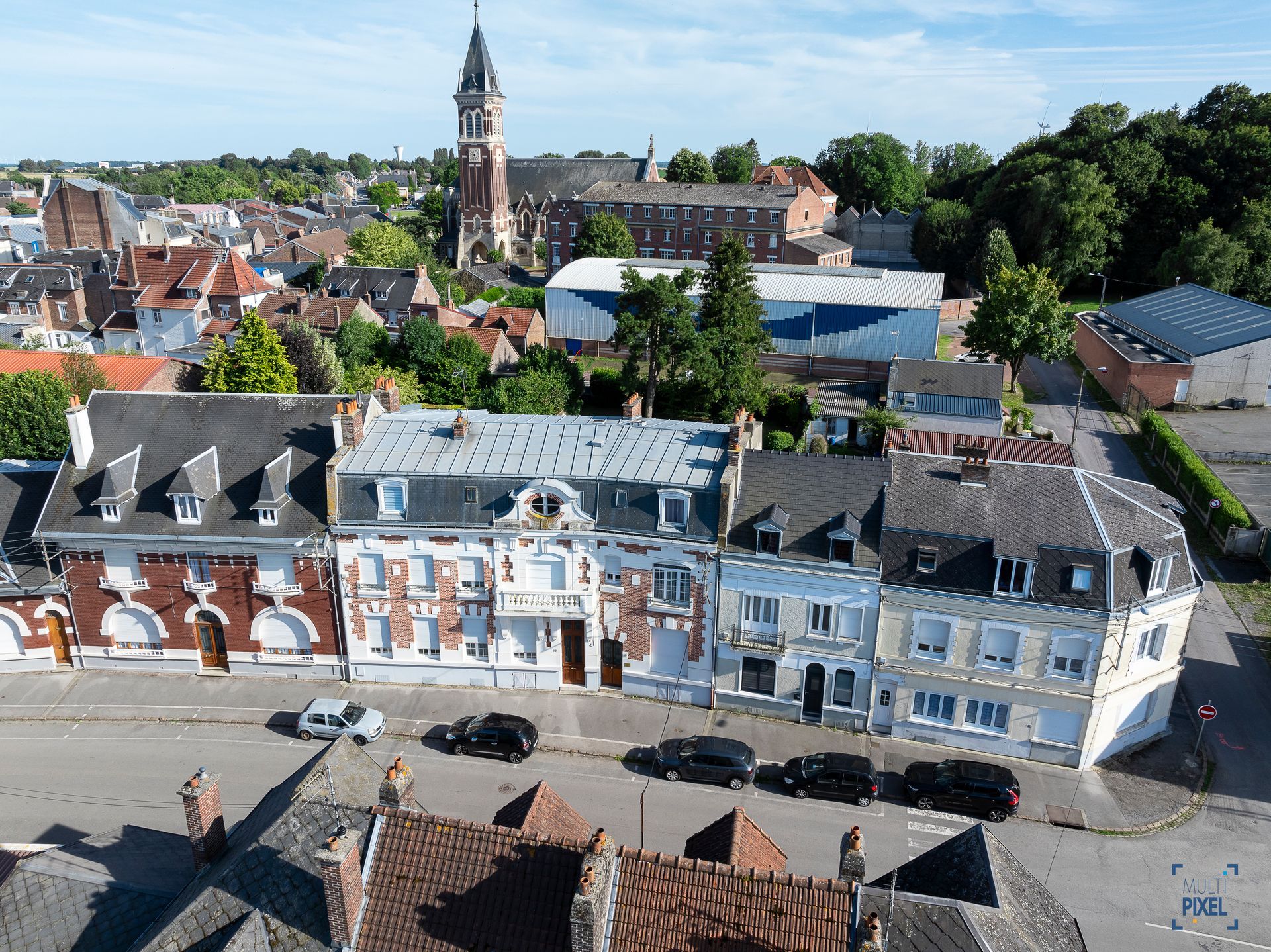 Une vue aérienne d'une ville avec une tour de l'horloge en arrière-plan