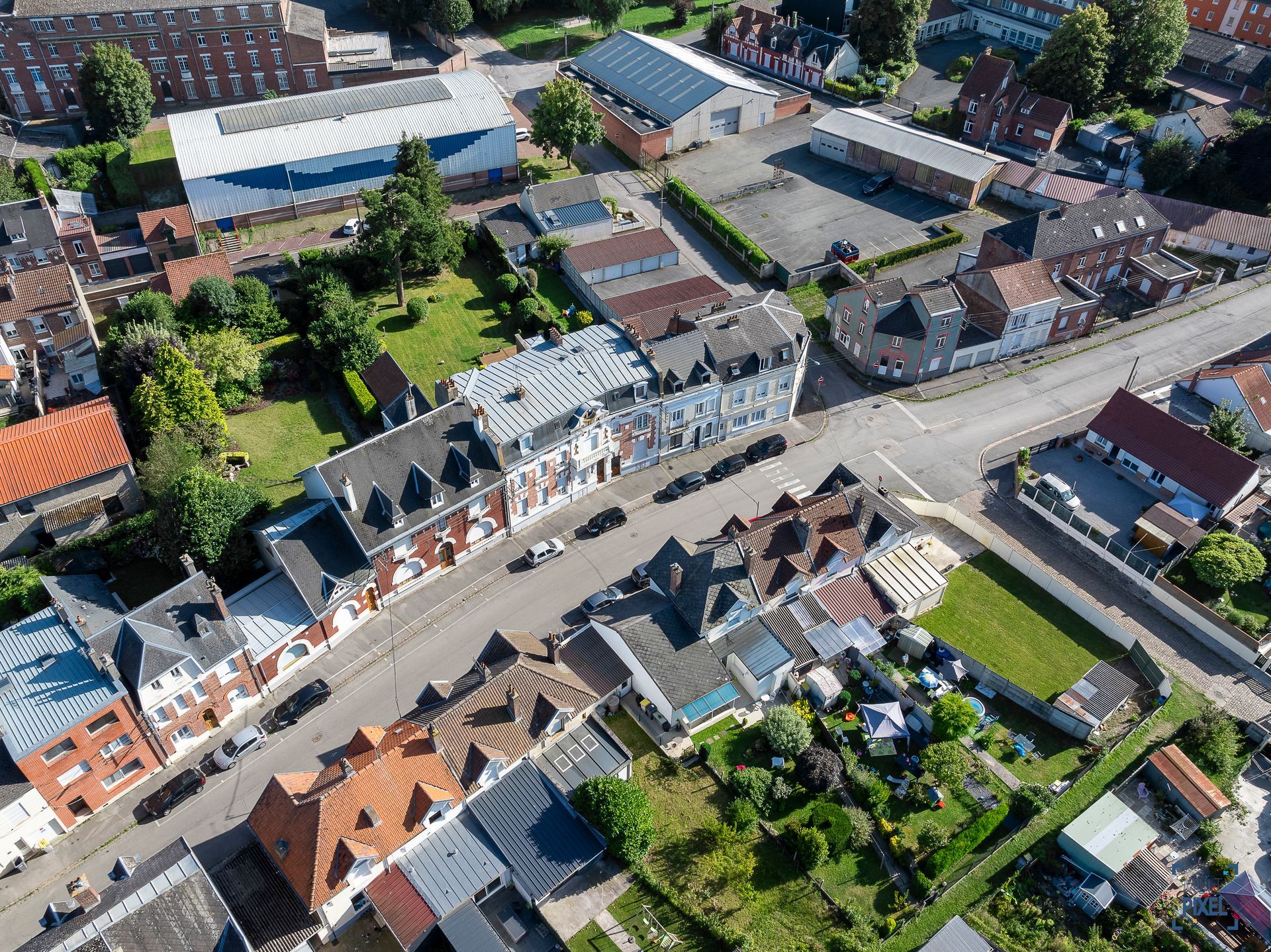 Une vue aérienne d'une petite ville avec beaucoup de bâtiments