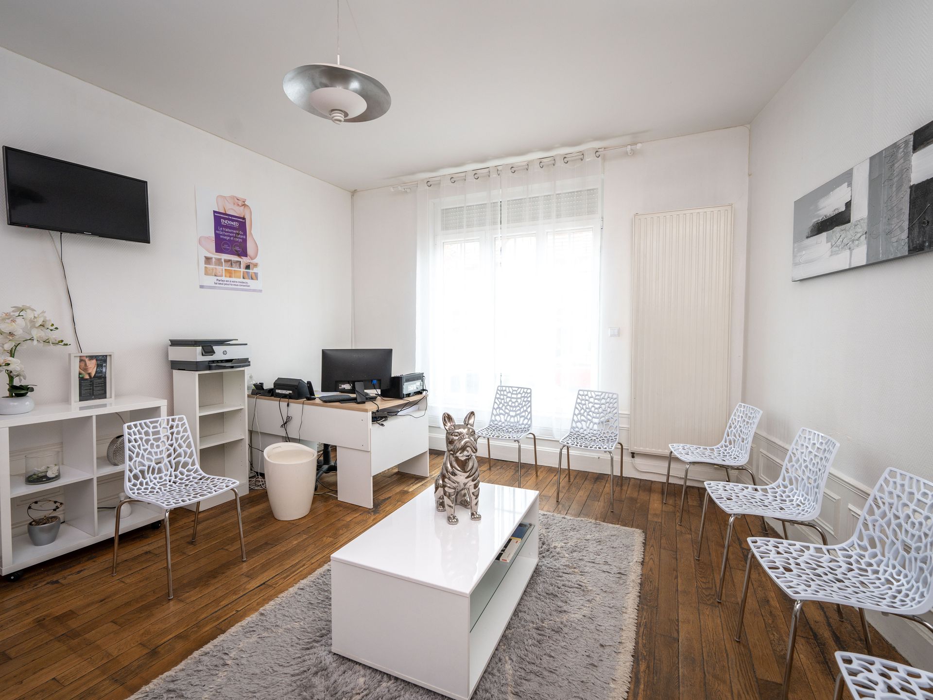 Une salle d'attente avec des chaises et une table basse