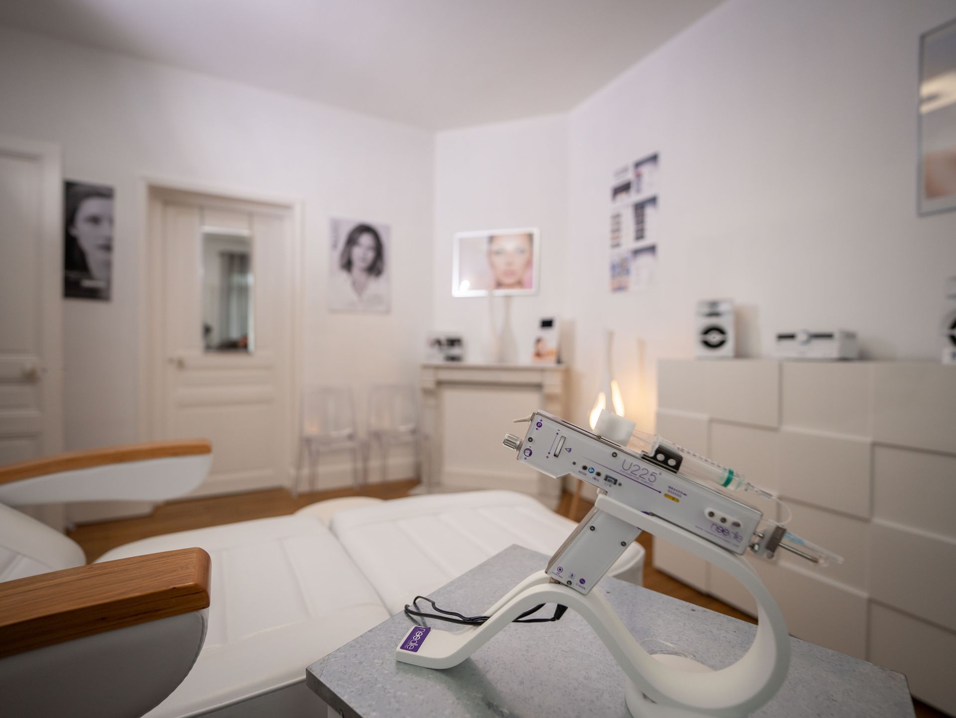 Une pièce avec un lit et une machine sur une table