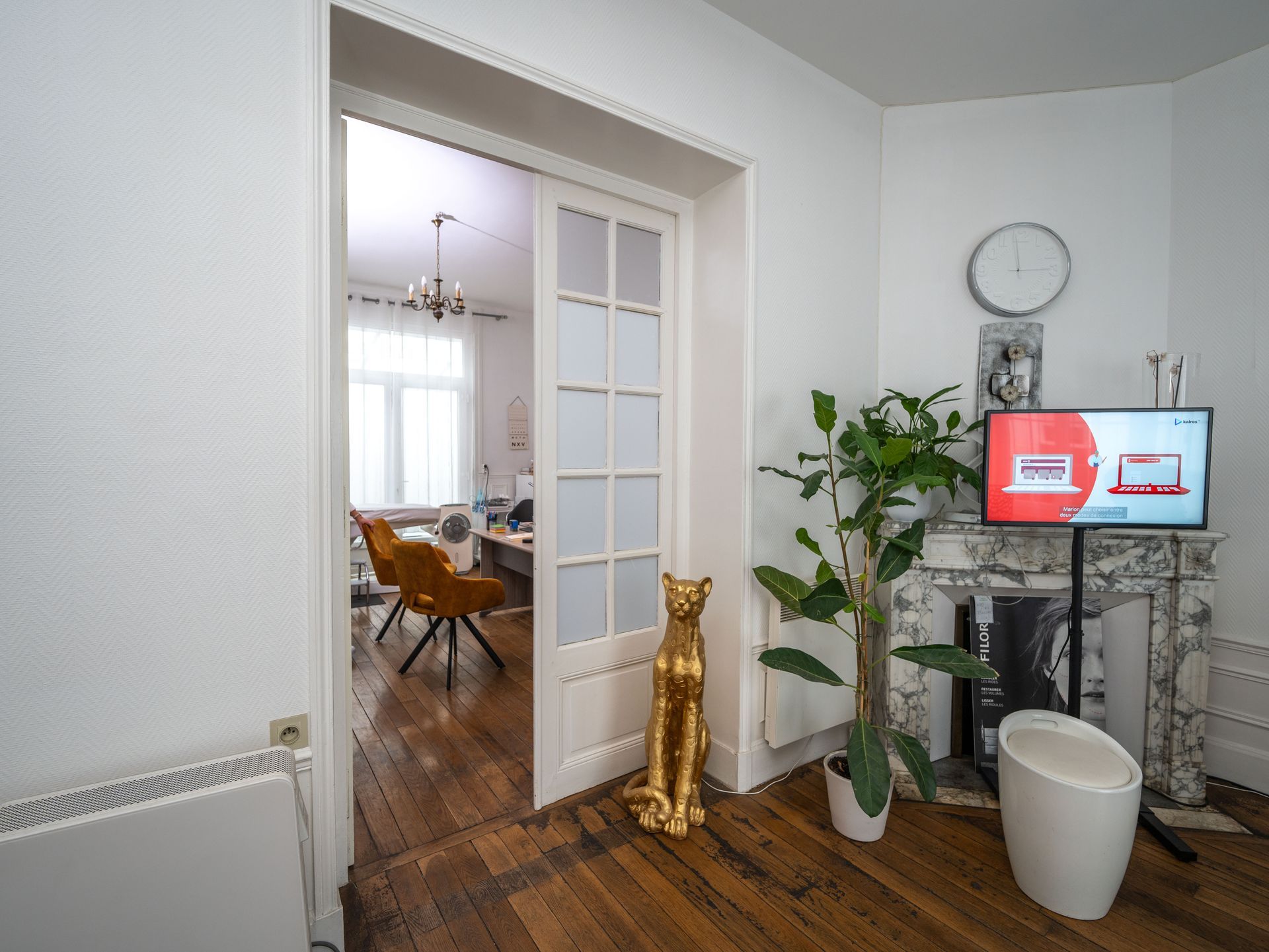 Un salon avec une statue de guépard et une télévision à écran plat