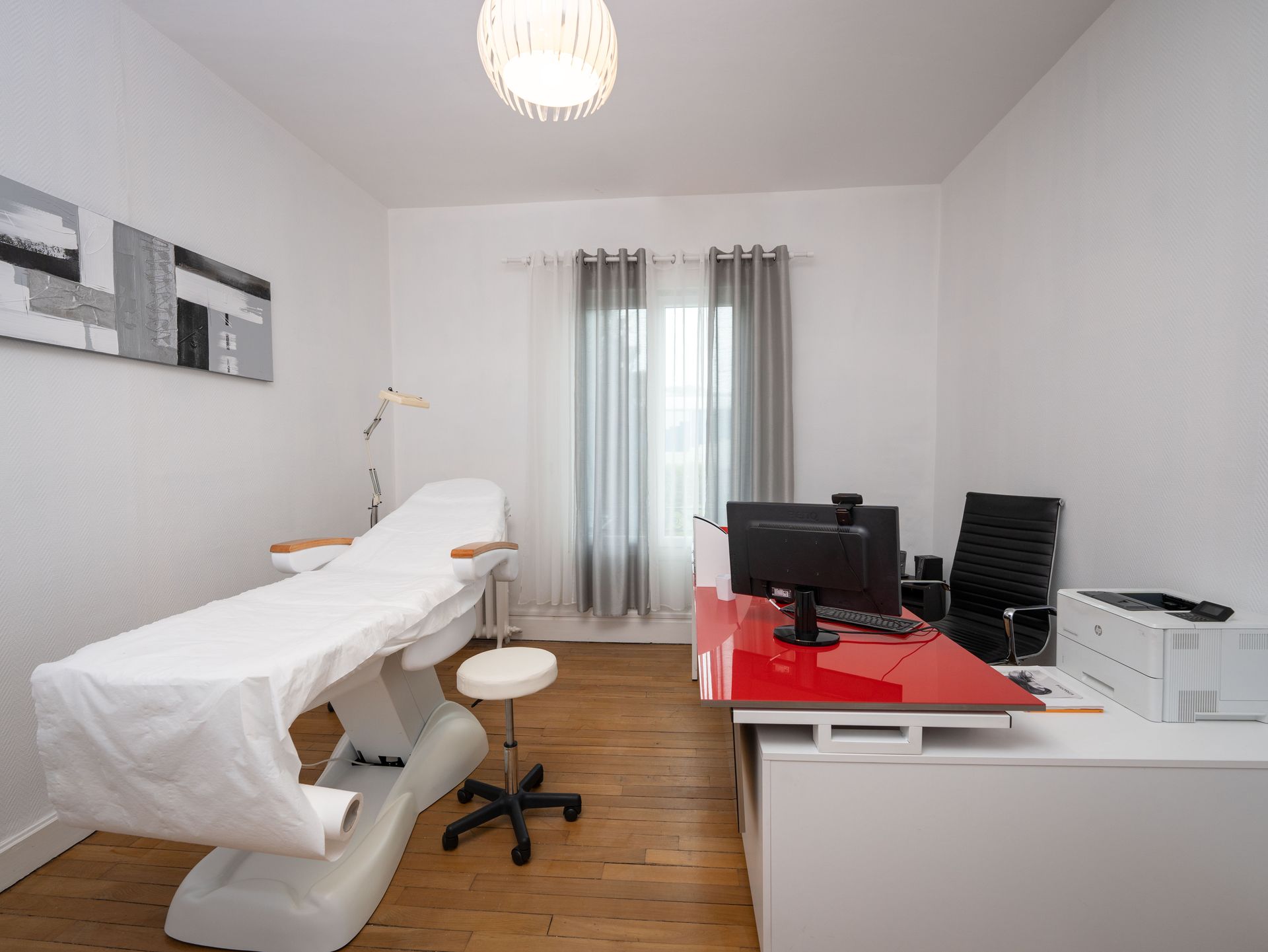 Une chambre avec un lit et un bureau avec un ordinateur dessus