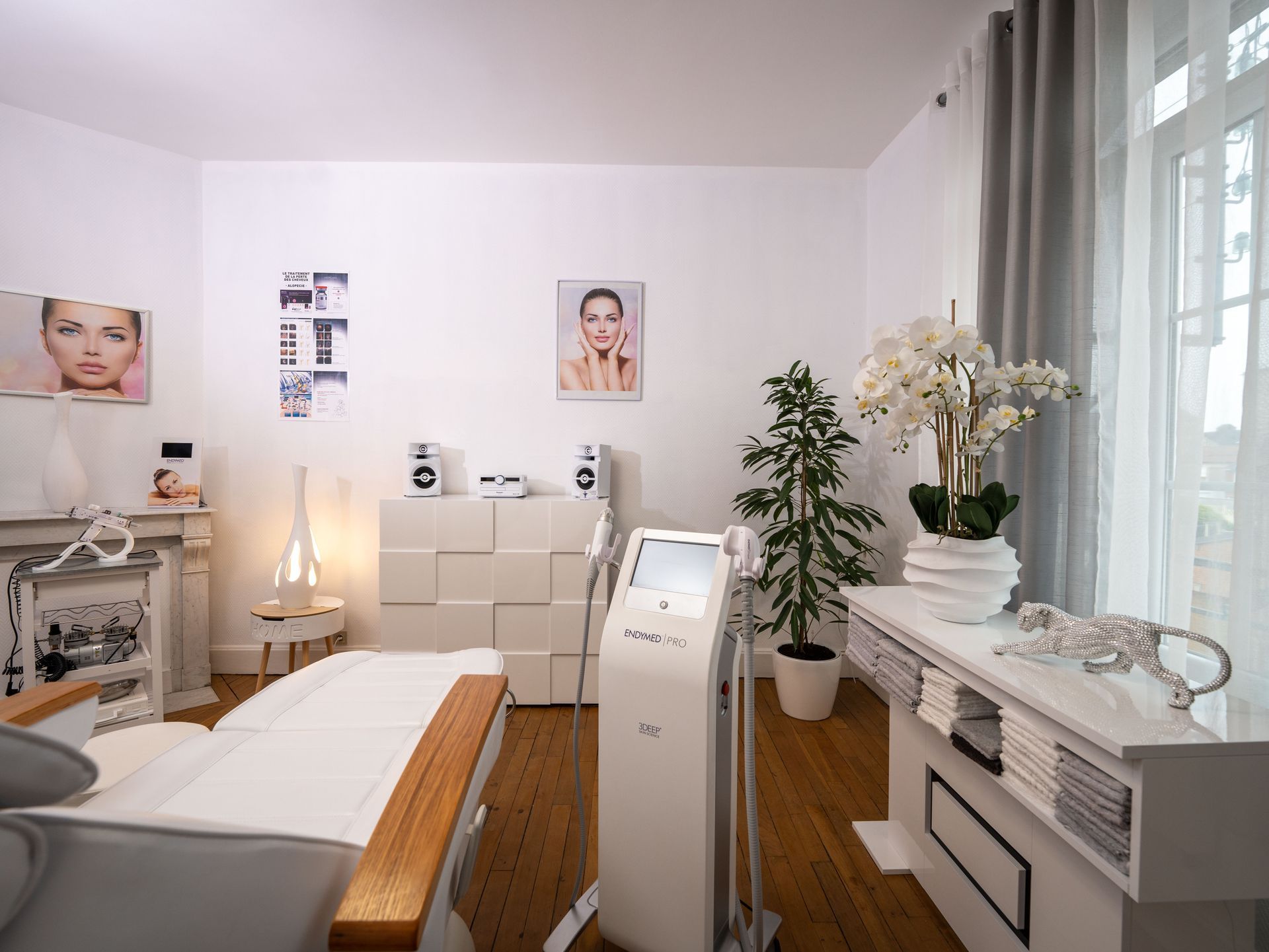 Une chambre avec un lit et une machine avec une photo d'une femme sur le mur