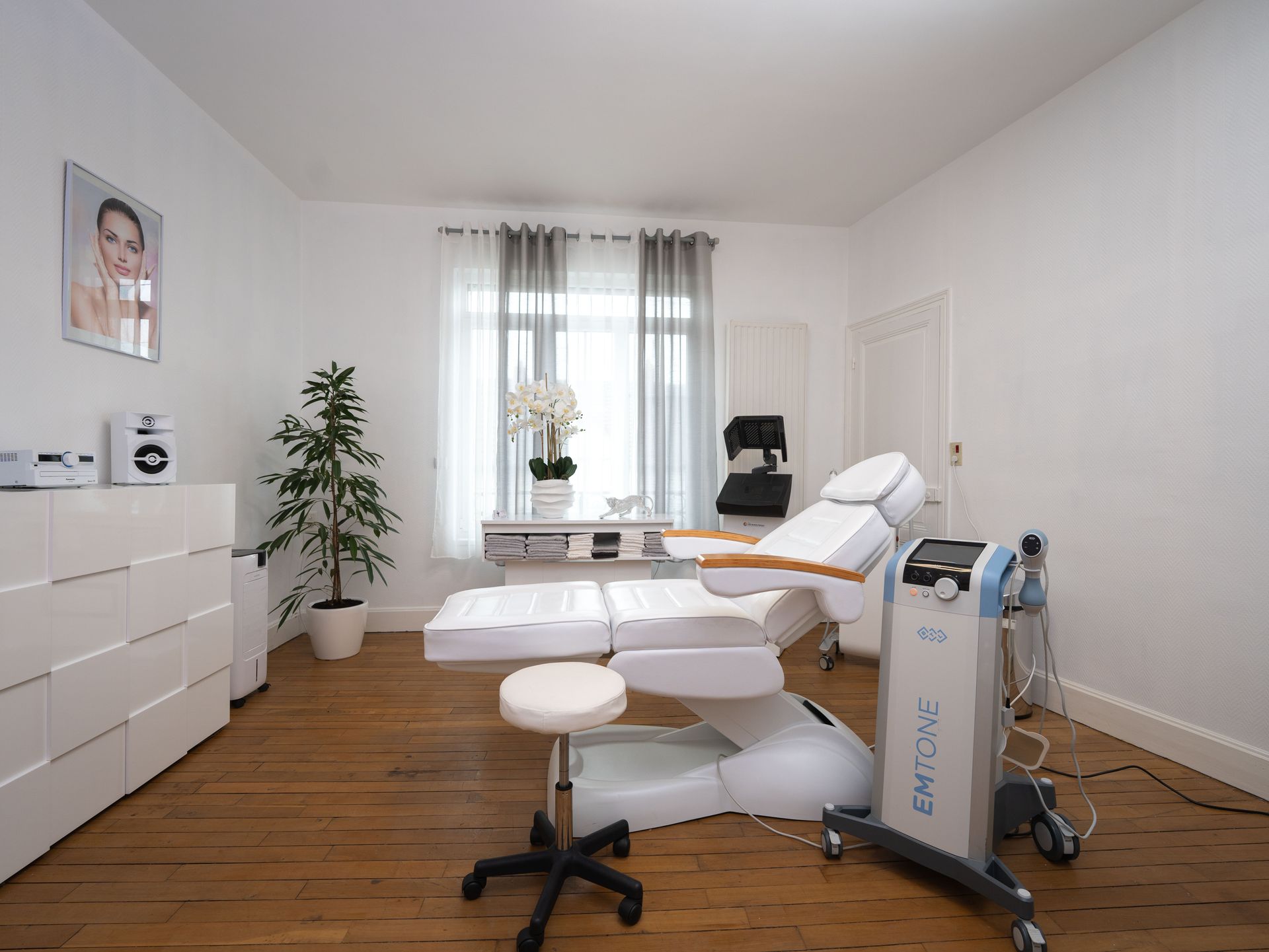 Une pièce avec une chaise et une machine sur laquelle est écrit « ecg »