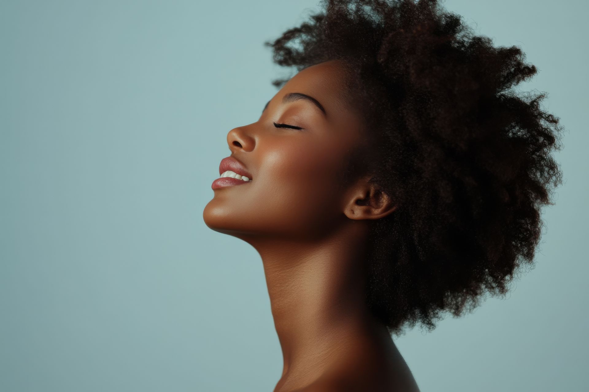 Un gros plan du visage d'une femme avec les yeux fermés.