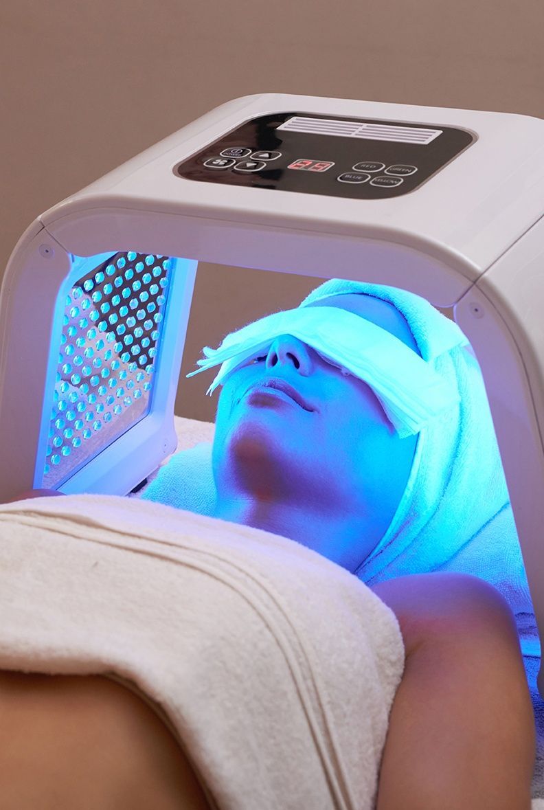 Une femme reçoit un traitement à la lumière bleue sur son visage