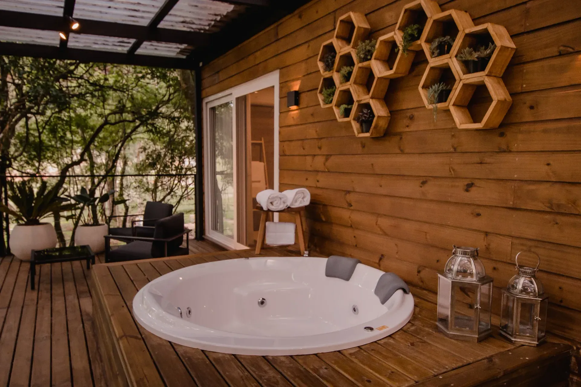 Há uma jacuzzi no deck de uma casa.