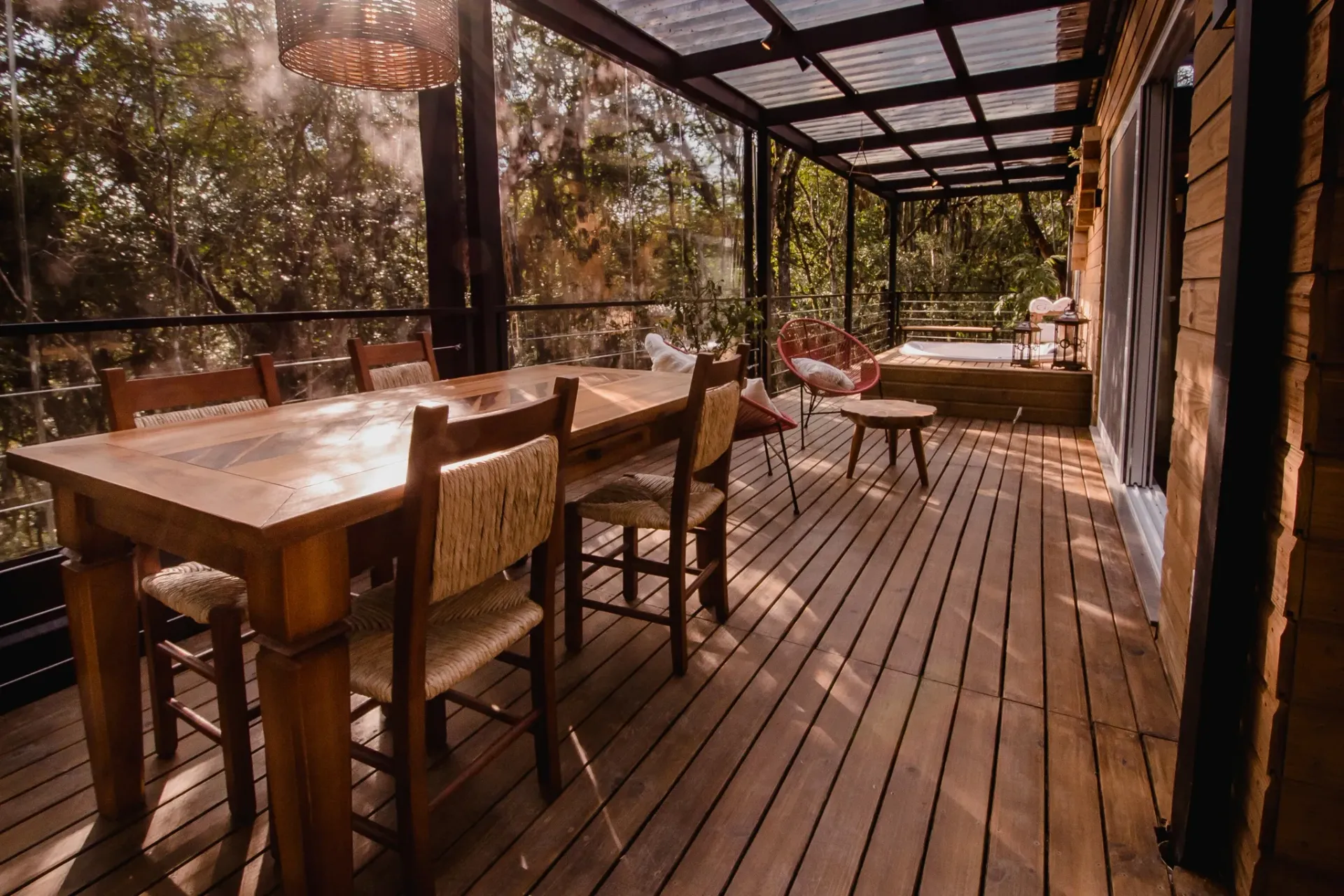 Um deck de madeira com mesa e cadeiras.