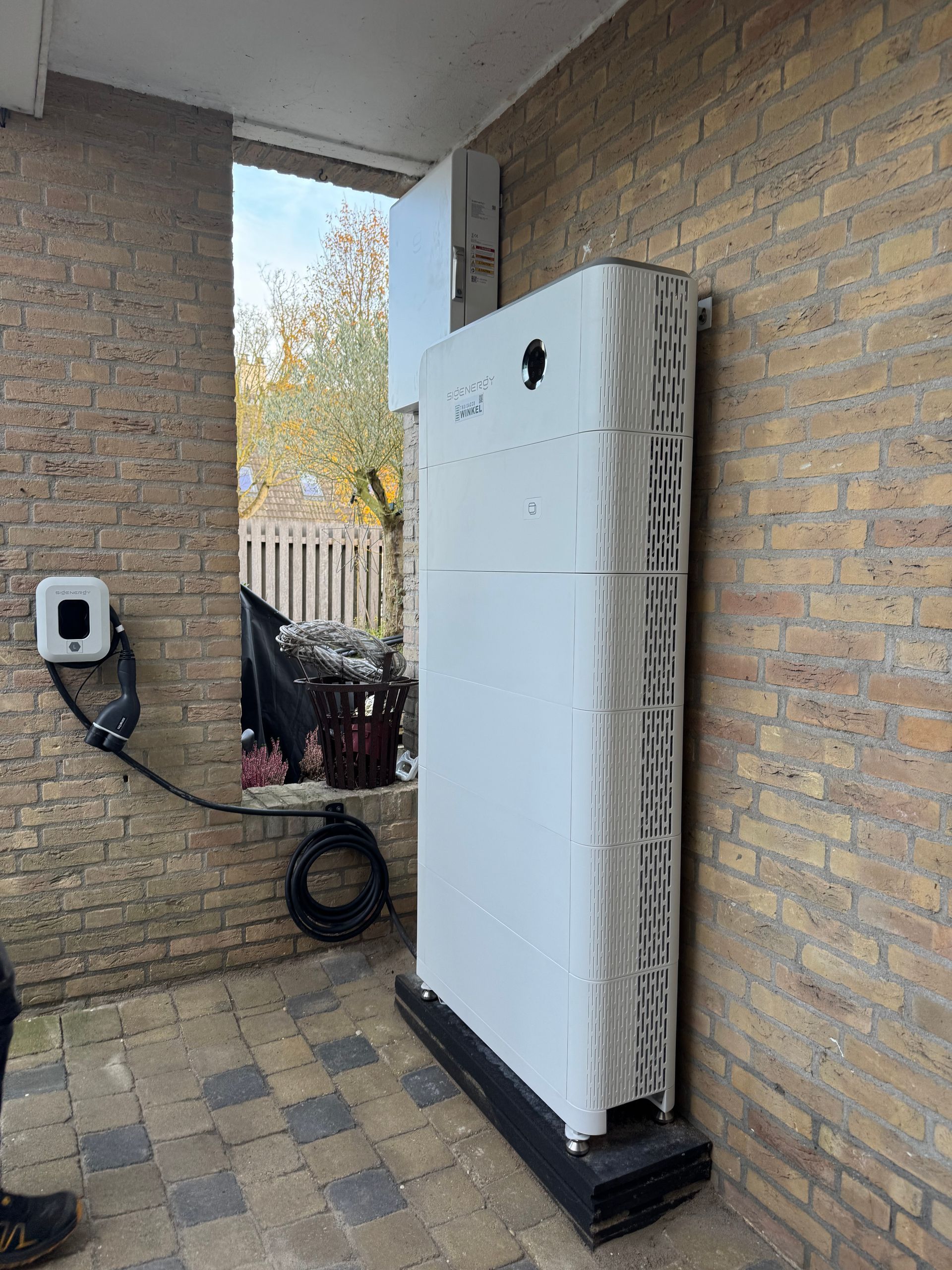 sigenstor energieopslag systeem/ zonnebatterij-opslagunit, buiten een gebouw gemonteerd.