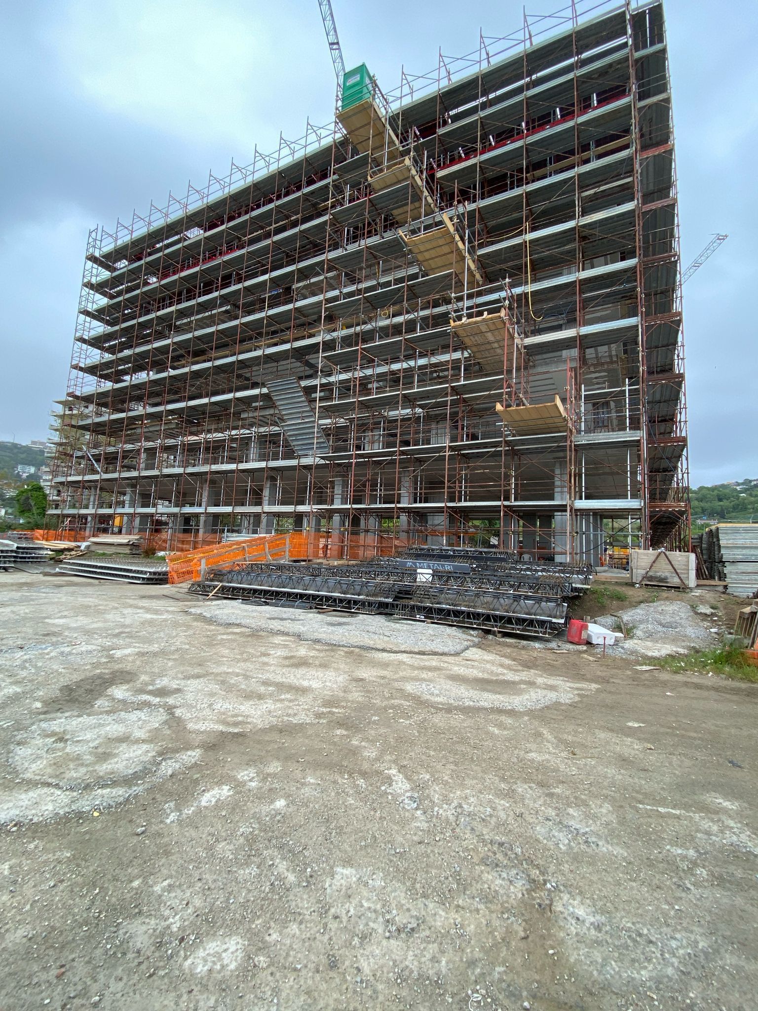 Un grande edificio in costruzione circondato da numerose impalcature.