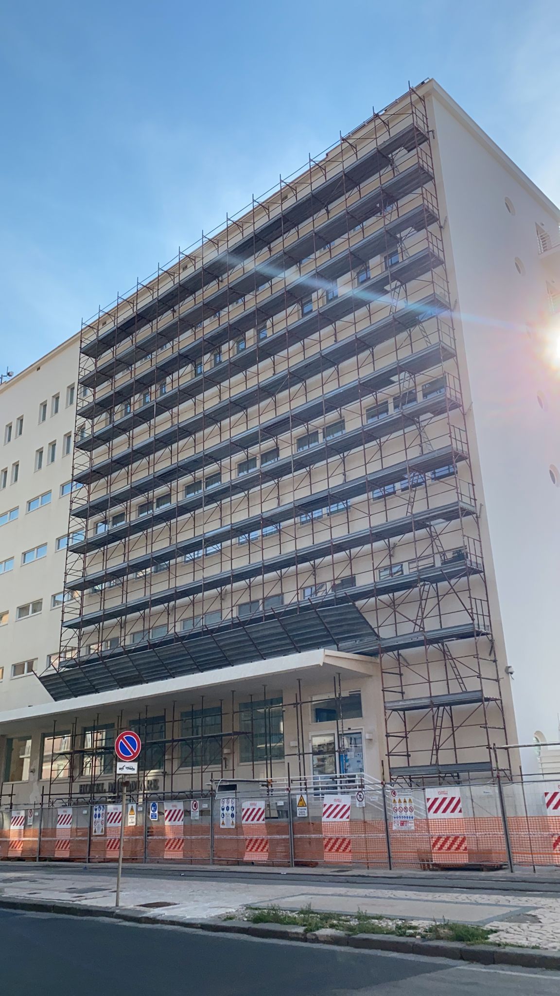 Un grande edificio è in costruzione sul ciglio della strada.