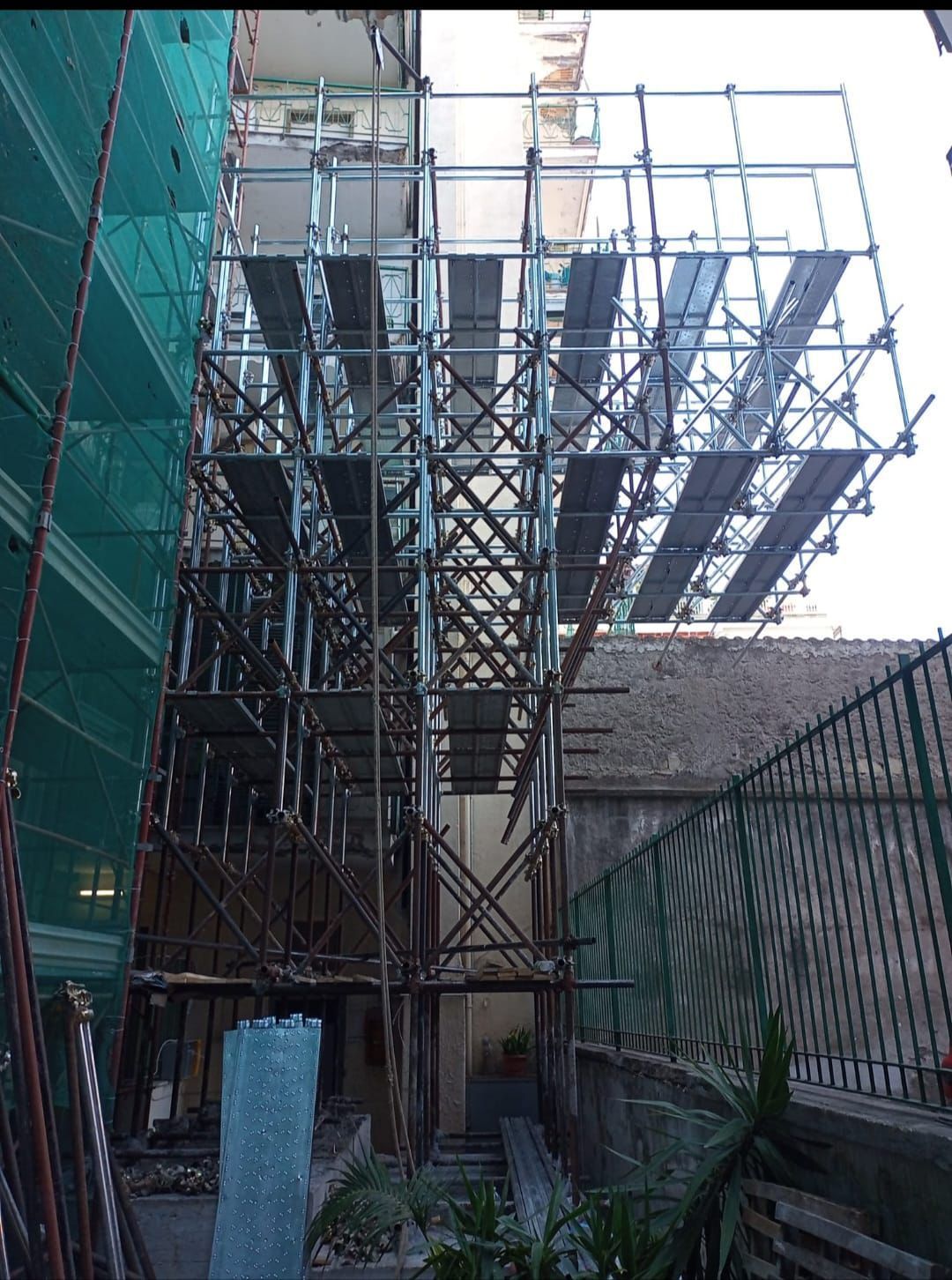 Un edificio con molte impalcature sopra